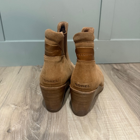 Sorel after hours Chelsea wedge‎ boot tan suede material women\'s size 10